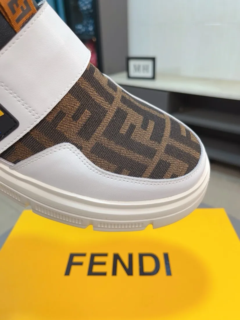 Men's shoes 💰400🌹🌹[FENDI] Fendi's classic and comfortable men's shoes, this complex sneaker is made of soft calfskin➕genuine leather lining➕original ultra-light rubber material with rough outsole. This unique light style is suitable for the casual and refined sensibility of this season. It is comfortable and natural on the feet. It is an everyday style for casual travel in autumn and winter! 38/44